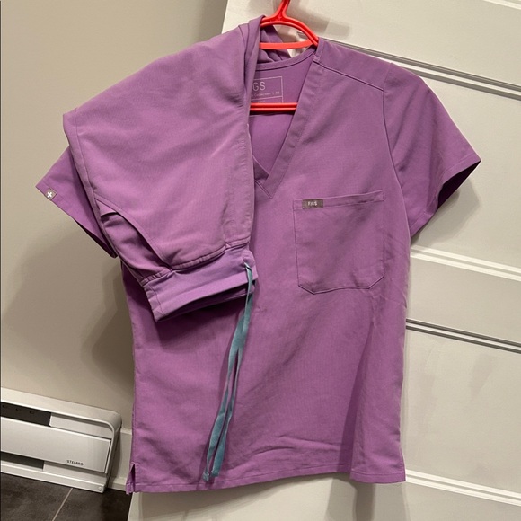 Figs Tops - Figs Lavender Scrub Set